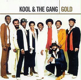 Une photo de groupe de onze hommes bien habillés, debout ensemble et souriant, intitulée « Kool & The Gang : Gold ». La plupart portent des costumes de différentes couleurs avec des foulards. Le fond uni met en valeur leur style radio-funk, attirant toute l'attention sur le groupe.