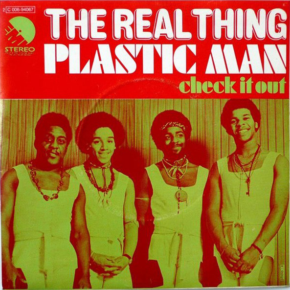 Une pochette d'album avec quatre hommes debout côte à côte, vêtus de tenues assorties de couleur claire. Le texte en haut indique « THE REAL THING PLASTIC MAN » en grandes lettres grasses, avec « check it out » écrit en plus petit à droite. Un logo stéréo et une ambiance radio-funk subtile se trouvent à gauche.