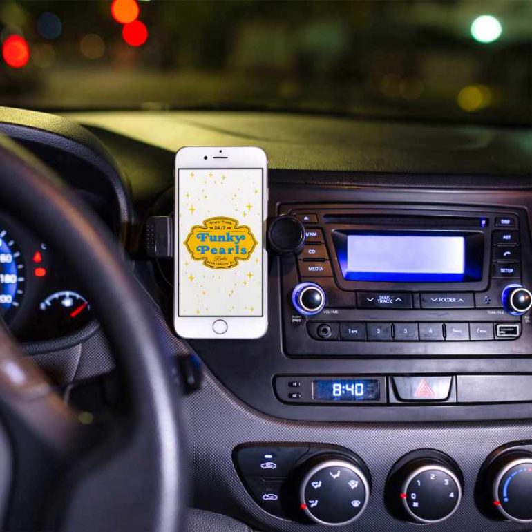 Application radio sur Iphone dans une voiture