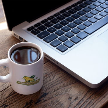 Macbook avec un café