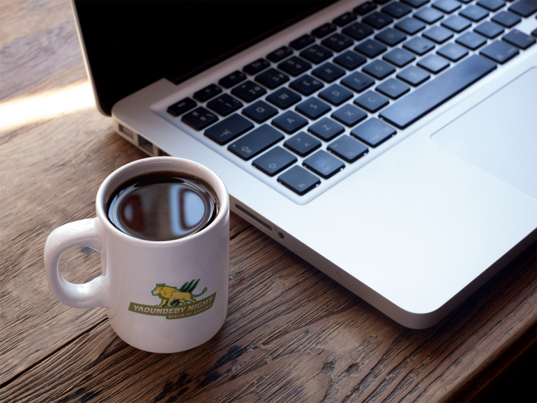 Macbook avec un café