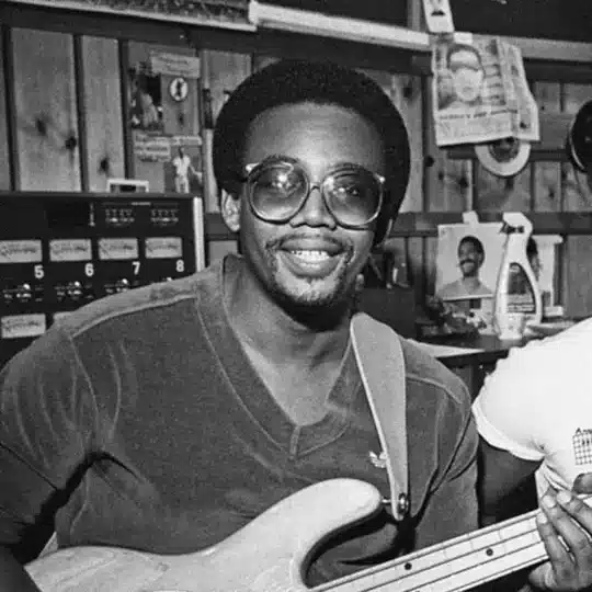 Bernard Edwards jouant la ligne de basse iconique de Good Times